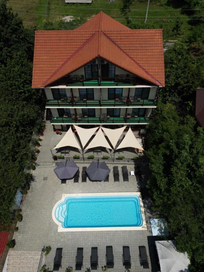 Pensiunea Celestin Ieşelniţa Esterno foto