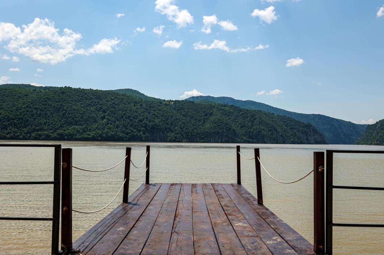 Pensiunea Celestin Ieşelniţa Esterno foto