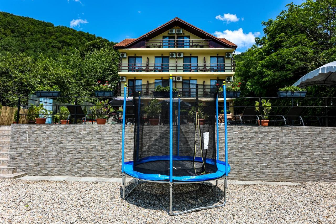 Pensiunea Celestin Ieşelniţa Esterno foto